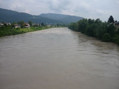 Salzachansicht beim Josefiausteg im südlichen Stadtgebiet von der Stadt Salzburg bei Hochwasser