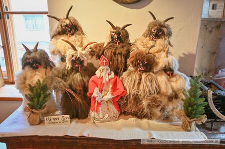 Die "Wangei Pass" mit Nikolaus und "Toifi" (Teufel).