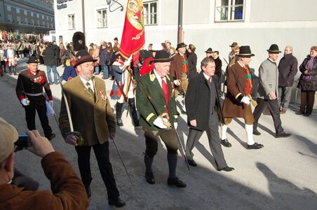 Roman Stubhann mit Kommandanten der Salzburger Schützen und Bürgermeister Heinz Schaden.