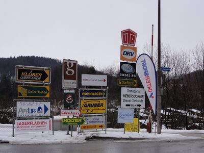 Wegweiser für die in der Franz-Wolfram-Scherer-Straße angesiedelten Firmen