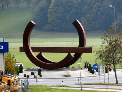 "Synchron" Skulptur im Kreisverkehr Lengfelden