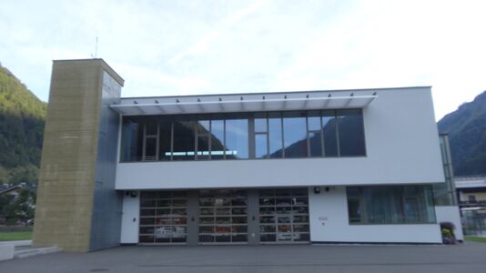 "Multihaus Fusch", Südseite mit Feuerwehrausfahrt