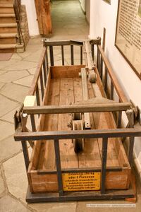 Das Sonnblick-Kistl: "Zuladung 200 kg oder 3 Personen schaukeln - hinauslehnen - aufstehen - rauchen - hinauswerfen verboten - Auffanggurte anlegen".