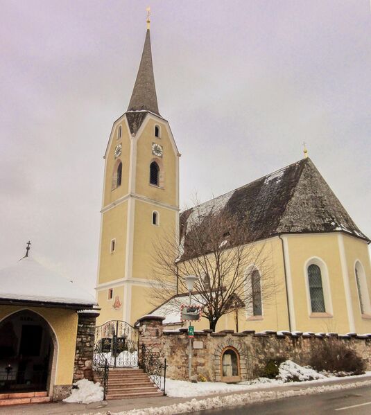 Datei:Pfarrkirche Puch.jpg