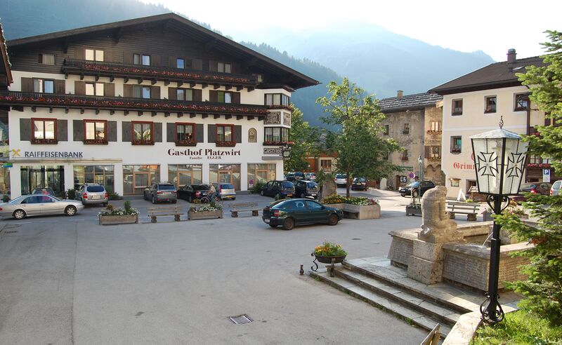 Datei:Rauris Markt Kirchplatz.jpg