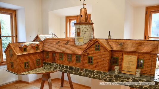 Ein maßstabsgetreuer Nachbau einer früheren Bauvariante des Observatoriums Sonnblick (mit Turm und dem angebauten Zittelhaus (links).