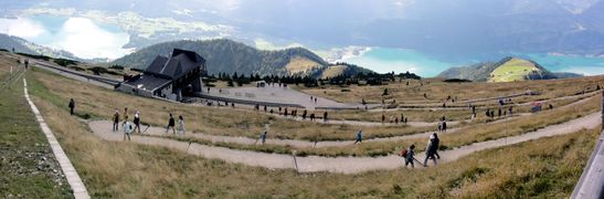 der Weg vom Bergbahnhof zum Berghotel Schafbergspitze