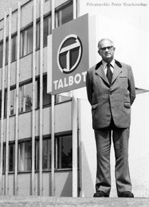 Helmut Krackowizer, Pressechef, vor dem Firmengebäude von Chrysler-Talbot Automobile Salzburg in Salzburg-Parsch, um 1980.