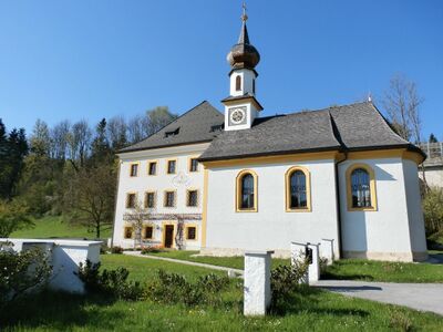 Dechanthof Thalgau, Eingangsseite mit Kreuzkapelle