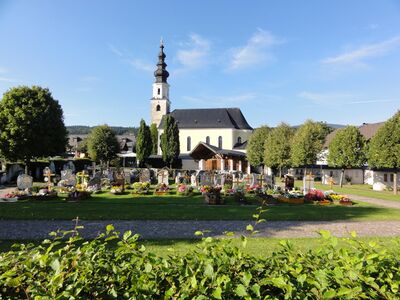 Thalgauer Pfarrkirche zum hl. Martin Thalgau mit dem neuen Friedhof und der Aussegnungshalle