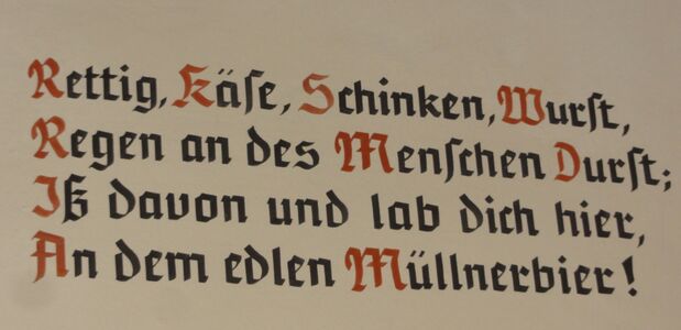 zahlreiche Trinksprüche wie hier dekorieren die Seitenwände in Bräustübl.