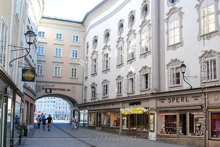 Am Rathausplatz in der Altstadt der Stadt Salzburg: Blick zum Rathausbogen, rechts davon das Salzburger Rathaus.