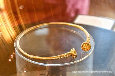 Der keltische Halsreif aus Gold, ein Fund auf der Maschlalm im Seidlwinkltal. Allerdings fand man nur die Hälfte des Halsreifs, die zweite Hälfte wurde rekonstruiert. Hier ist ein Kopie zu sehen, das Original befindet sich im Salzburg Museum in der Stadt Salzburg.