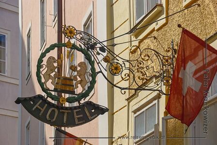 Zunftzeichen des ehemaligen Weinwirts- und Bräuhauses Kaserer an der Kaigasse im Kaiviertel.