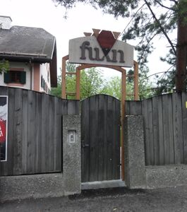 Fuxn, Eingang, Vogelweiderstr.