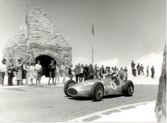 am 9. Juni 1985 - 50 Jahre Großglockner Hochalpenstraße: Mercedes W 196 "Silberpfeil", pilotiert von Hans Herrmann, kommt am Fuscher Törl vorbei