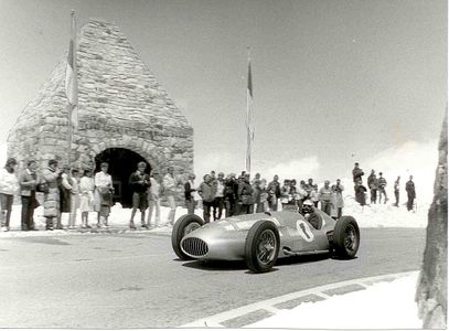 am 9. Juni 1985 - 50 Jahre Großglockner Hochalpenstraße: Mercedes W 196 "Silberpfeil", pilotiert von Hans Herrmann, kommt am Fuscher Törl vorbei