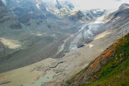 Sommer 2015:In der Bildmitte der immer stärker abschmelzende Pasterzen-Gletscher. Im unteren Bildteil erkennt man schon den Sandersee, der sich mittlerweile schon über mehrere hundert Meter ausdehnt.