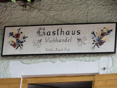 Wandschild beim Gasthof Fink. Früher war das Gasthaus zugleich ein Bauernhof, wobei auch Viehhandel betrieben wurde.