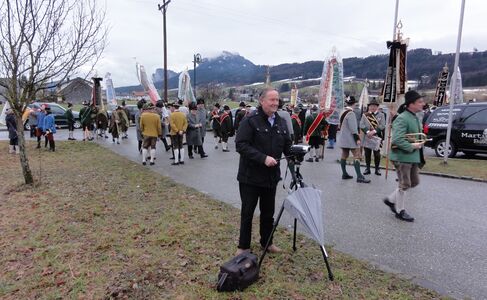 Toni Mayrhofer bei der Filmdokumentation der Anton-Wallner-Gedenkfeier 2014 in Thalgau