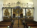 ein kunstvolles Gitter im Kirchenraum