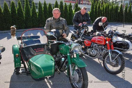 Oldtimer-Treffen für Automobile und Motorräder 2012: Roman Schmuck mit seinem "grünen Elefanten", einer Zündapp KS 610 mit 599 cm³ aus dem Jahr 1954.