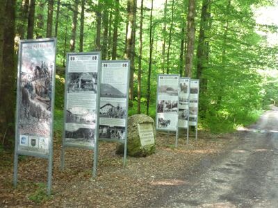 Erinnerungsschautafeln und Gedenkstein an den Bau der Russenstraße