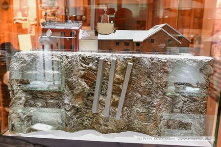 Im Info-Raum über das Observatorium Sonnblick. Im Bild die Rückseite des Modells des Sonnblickgipfels. Armierungen zur Sicherung des Felsen, auf dem das Observatorium steht und das durch den Anstieg der Permafrostgrenze in Gefahr war.