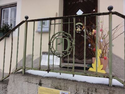 PD-Emblem an einem Haus in Piding, das früher zum Besitz der "Prauerei Deisendorf" gehörte