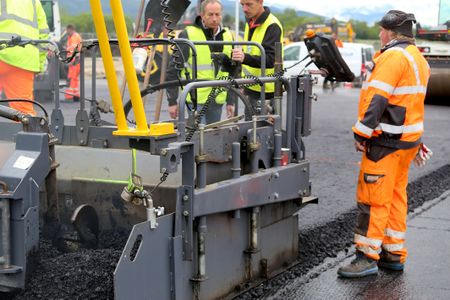 Am 28. April 2019 wurden die ersten 5 000 Tonnen Asphalt aufgebracht.