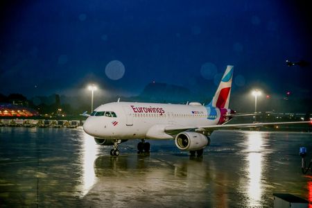 Der Airbus von Eurowings in Parkposition für die Nacht. Am 29. Mai startete sie um 06:20 Uhr nach Olbia, Sardinien.