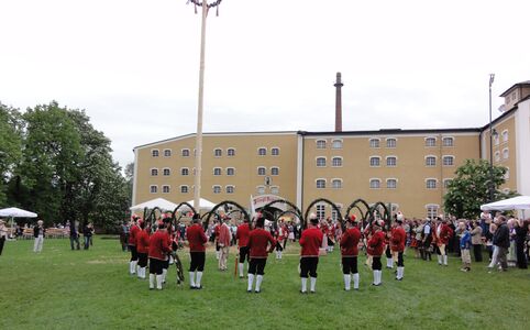 Auftritt von Johannes Rupert Franz mit der Historischen Salzburger Bindertanzgruppe beim Stiegl-Maibaumfest 2012