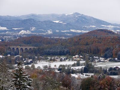 Söllheimansicht vom Hochrain aus, dahinter erhebt sich der Teisenberg in Bayern