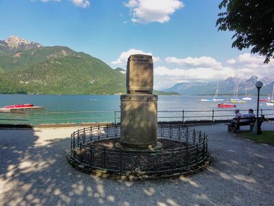 Theodor Billroth-Denkmal an der Seepromenade in St. Gilgen, Rückseite mit Blick zum Wolfgangsee