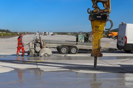 24. April: Die alte Betondecke wird mittels Fallbeil, Schneiden und Zertrümmern in kleinere Betonschollen zerkleinert.