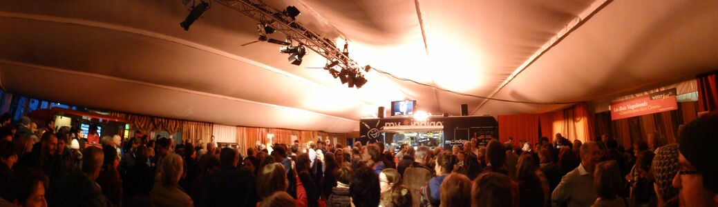 großer Andrang auch bei der letzten Vorstellung am 6.1.2016 im Foyer des Spiegelzeltes