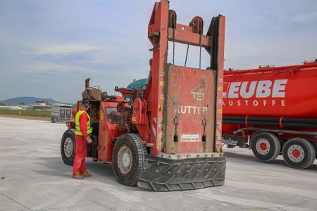 Mit diesem "Fallbeil" wurde die Oberflächenspannung der alten Betonpiste aufgebrochen.