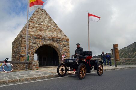 Weltsensation: Das Oldsmobile 6 C (Baujahr 1904) hat den Großglockner bezwungen: Franz Hofer, Rekordhalter, am Fuscher Törl vor dem Gedenkzeichen.