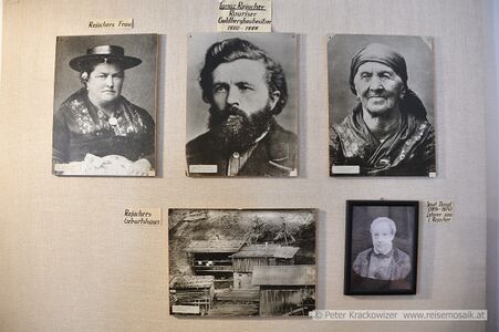 Links Maria Rojacher, geborene Seidl, Gattin des Ignaz Rojacher (Bild Mitte) und rechts seine Mutter Anna Rojacher, geborene Brindlinger. Darunter das Geburtshaus von Ignaz Rojacher und rechts, Josef Donat, sein Lehrer und Förderer.