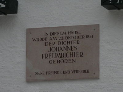 Erinnerungstafel an Johannes Freumbichler am Literaturhaus Henndorf