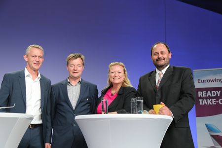 Eröffnungsfeier am 28. Mai 2019: Podiumsdiskussion, von links: Michael Knitter (Eurowings), Helmut Atzlinger (STRABAG/PORR), Flughafengeschäftsführerin Bettina Ganghofer und Alexander Klaus, Pressesprecher Flughafen Salzburg.
