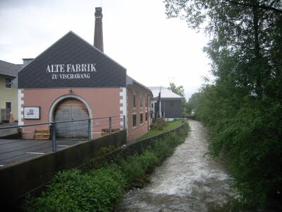 Fabrik mit Brunnbach