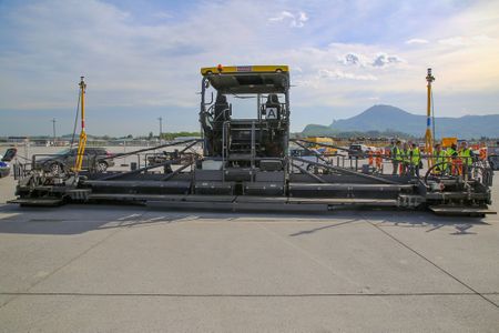 überbreite Asphaltiermaschine