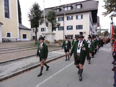 Hans Berner (rechts vorne) als Mitglied des Trachtenvereins "D'Wartenfelser" beim Erntedankfest in Thalgau
