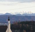 Blick auf die Pfarrkirche mit Dachstein im Hintergrund