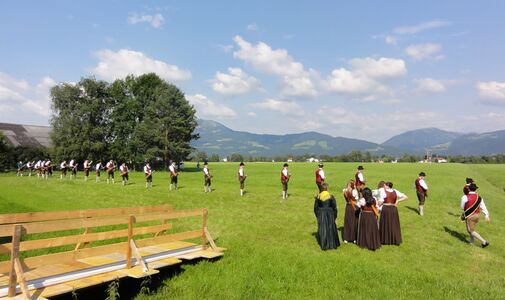 Aufstellung zum Lauffeuersalut zu Ehren des jubilierenden Vereines im Leopoldskroner Moos