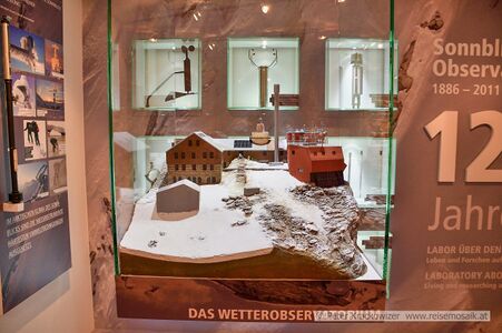 Im Info-Raum über das Observatorium Sonnblick. Im Bild ein Modell des Sonnblickgipfels noch vor dem letzten Umbau.