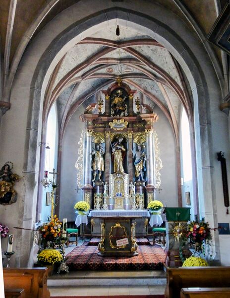 Datei:Pfarrkirche Aufhal, Altaransicht.JPG