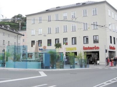 Teil des Platzes mit dem AVA-Haus im Hintergrund, Juli 2007.