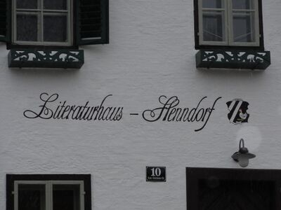 Inschrift und Gemeindewappen am Literaturhaus Henndorf
